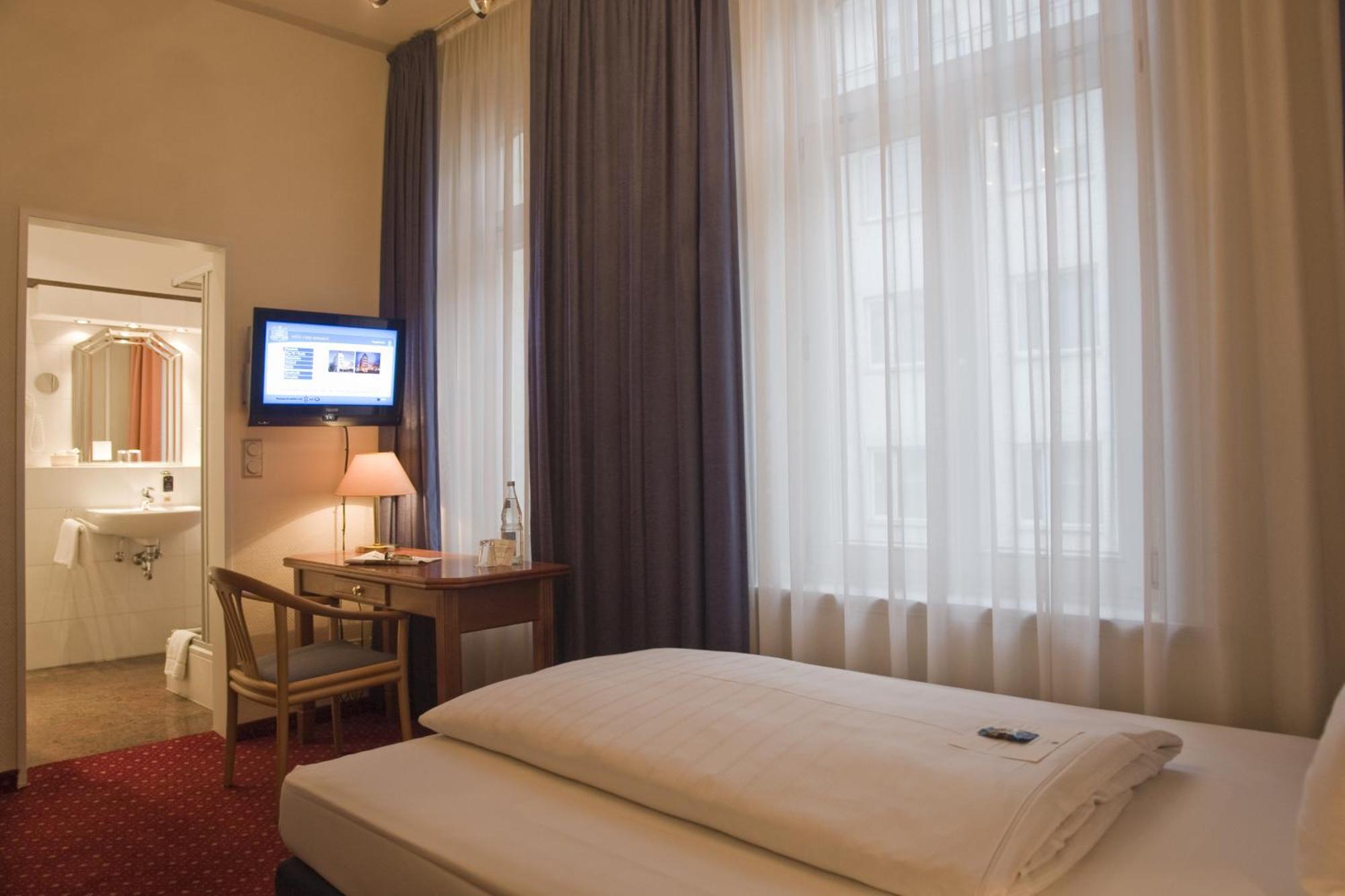 Hotel Fuerst Bismarck Хамбург Стая снимка